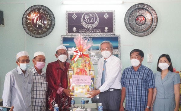 Ông Lê Văn Bình, Chủ tịch Ủy ban MTTQ Việt Nam tỉnh Ninh Thuận cùng đoàn thăm, chúc mừng mừng Ban đại diện Cộng đồng Hồi giáo Islam tỉnh Ninh Thuận.