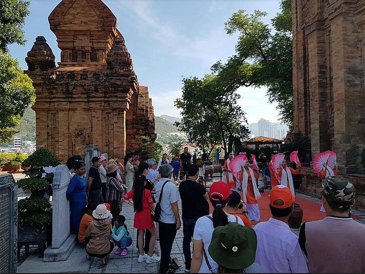 Khách nội địa tham quan,Tháp Bà Ponaga tại TP Nha Trang.