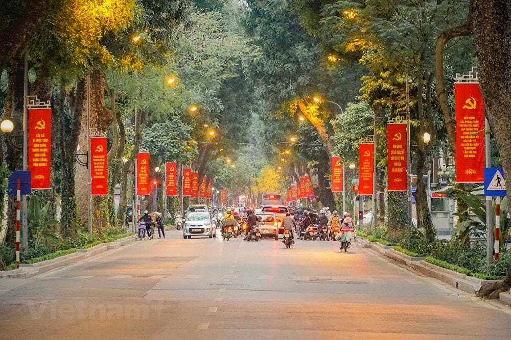 Các tuyến đường như khoác thêm một tấm áo mới, sống động, rực rỡ hơn ngày thường hình ảnh lá cờ búa liềm, cờ đỏ sao vàng treo thành từng cụm, giúp tuyến phố thêm rực rỡ. (Ảnh: Minh Hiếu/Vietnam+).
