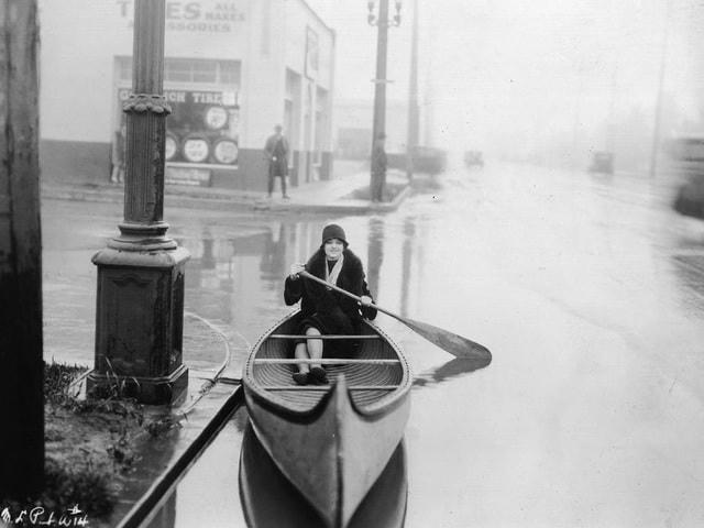 Nữ diễn viên người Mỹ Myrna Loy chèo thuyền trên con phố ngập. Ảnh chụp hồi năm 1925.  