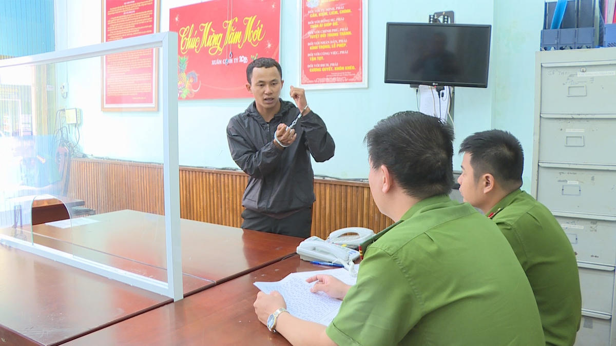 Đối tượng diễn tả lại hành vi phạm tội.