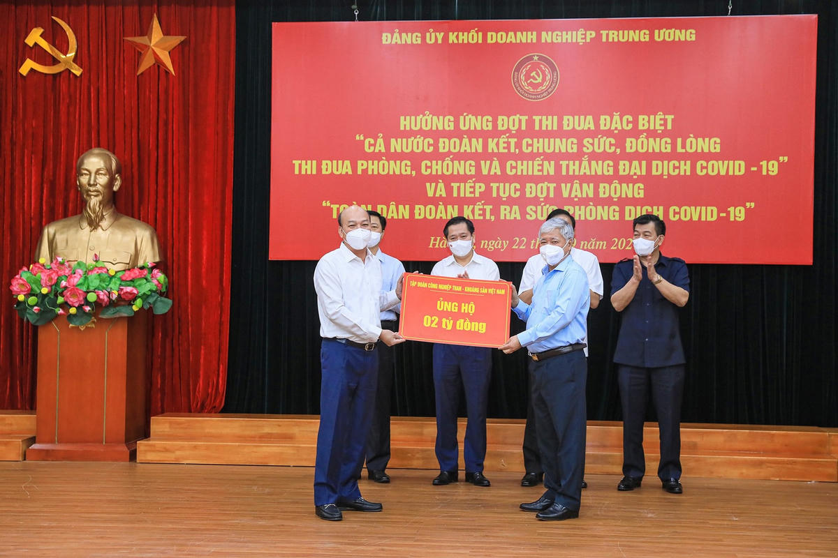 Bí thư Trung ương Đảng, Chủ tịch UBTƯ MTTQ Việt Nam Đỗ Văn Chiến tiếp nhận ủng hộ từ Tập đoàn Than - Khoáng sản Việt Nam.