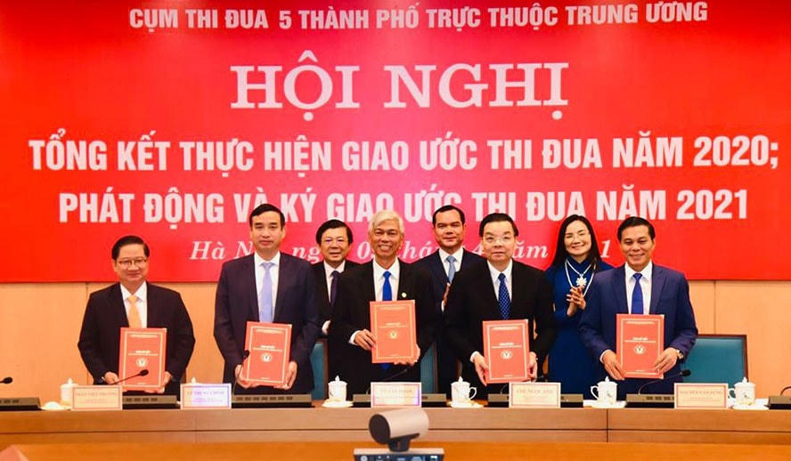 Đại diện 5 thành phố trực thuộc Trung ương ký kết giao ước thi đua.