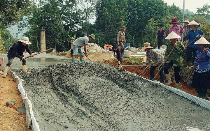 Người dân xã Tùng Bá, huyện Vị Xuyên (Hà Giang) góp công làm đường bê tông, xây dựng nông thôn mới.