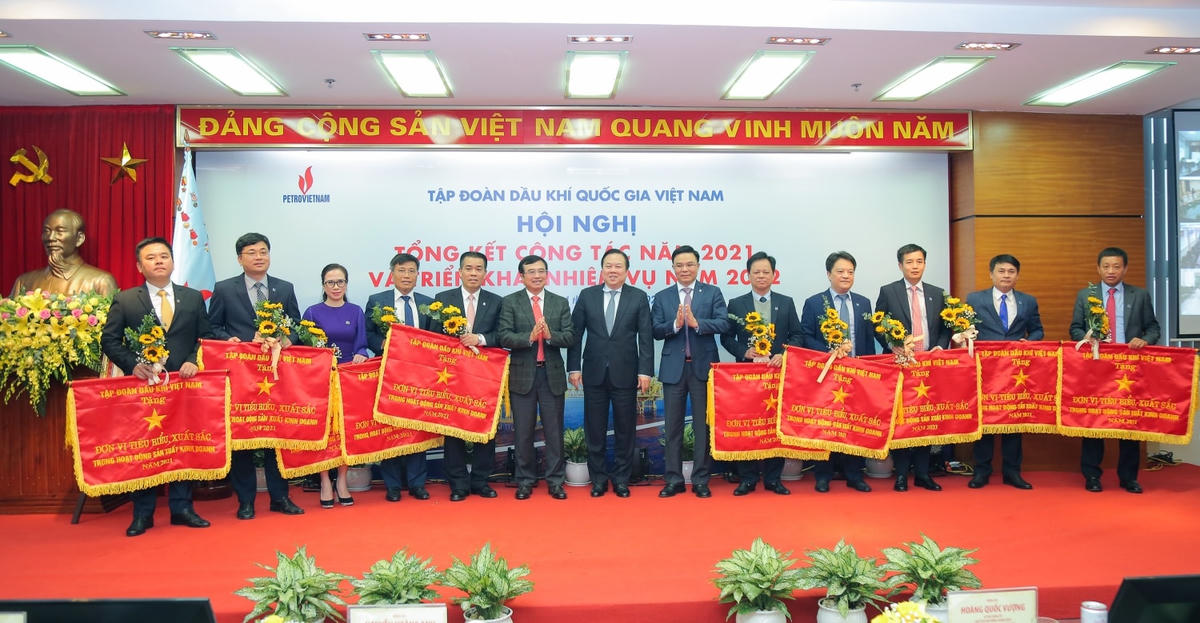 Vinh danh, tặng thưởng Cờ thi đua năm 2021 của Tập đoàn cho 10 tập thể tiêu biểu, xuất sắc trong hoạt động sản xuất kinh doanh năm 2021.