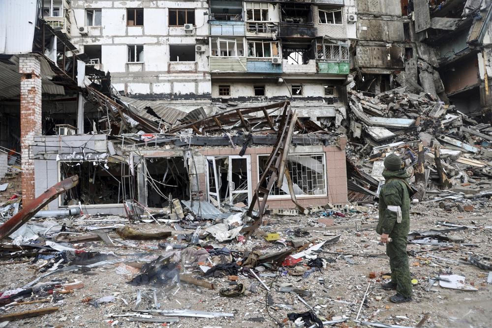 Một quân nhân đứng tại thành phố Mariupol, Ukraine. Ảnh: AP.