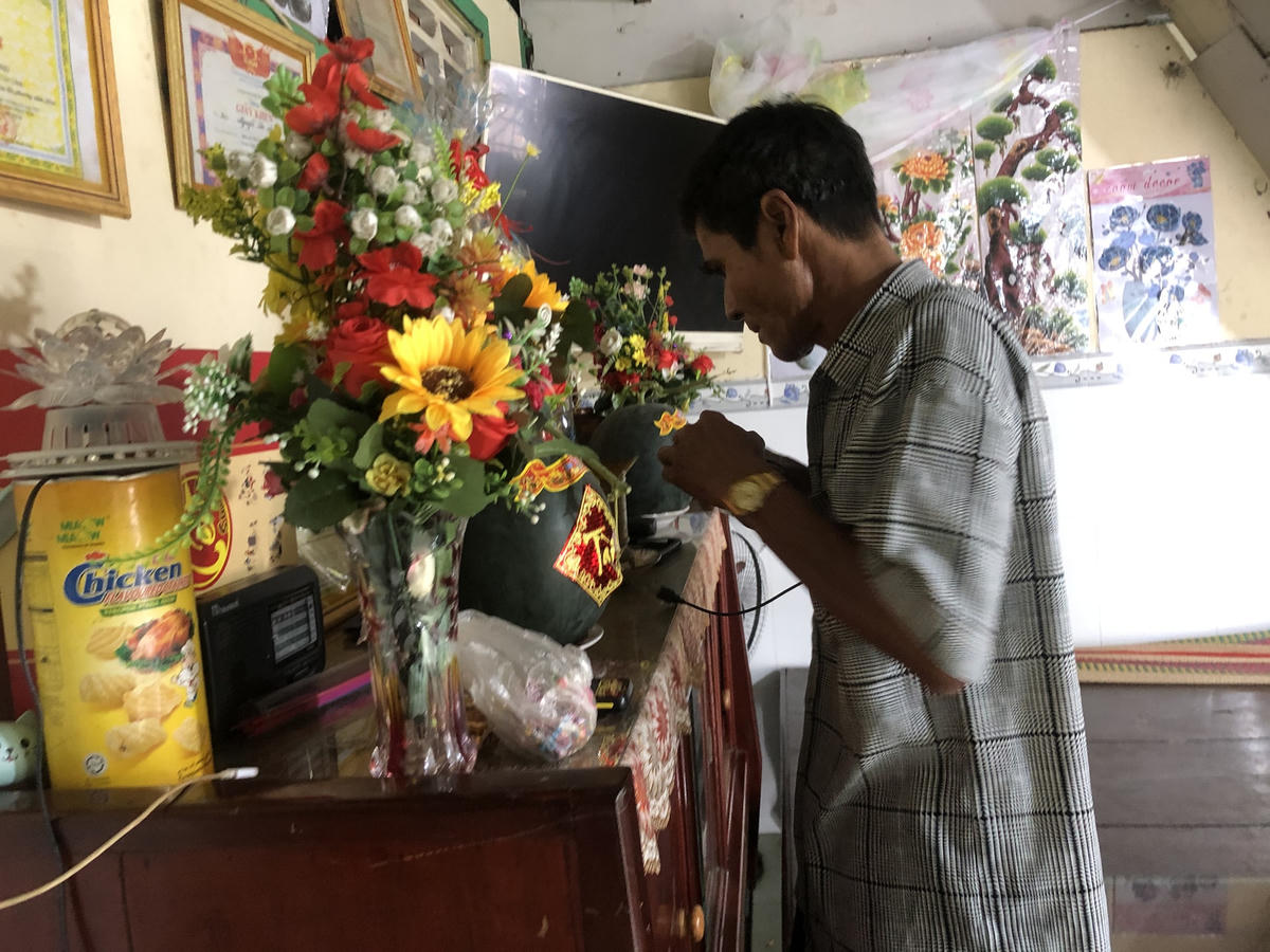 Ông Long bày trí bàn thờ tổ tiên ngày Tết.