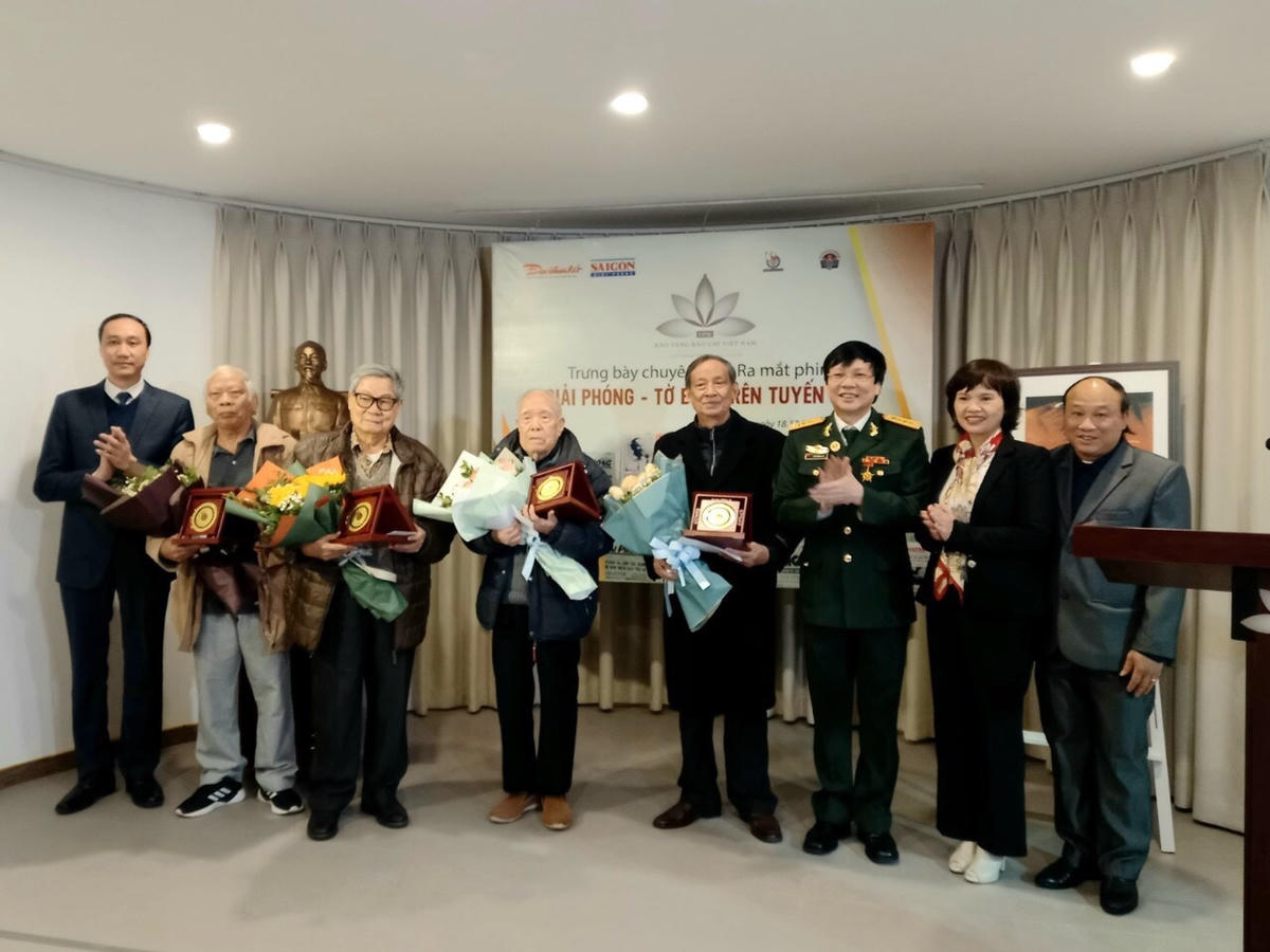Ban tổ chức tặng hoa các cựu phóng viên báo Giải phóng.