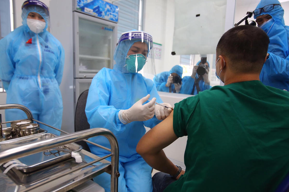 Những mũi tiêm vaccine phòng Covid-19 đầu tiên tại Hà Nội