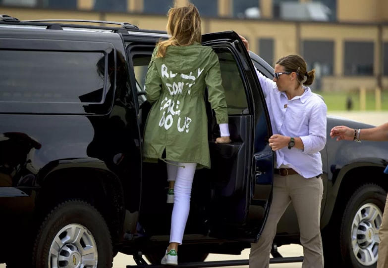 Đệ nhất Phu nhân Melania Trump đến Căn cứ Không quân Andrews, Maryland, mặc một chiếc áo khoác Zara với dòng chữ: "Tôi thực sự không quan tâm. Còn bạn?" sau khi đến thăm Trung tâm Nuôi dạy trẻ Hy vọng mới do Dịch vụ Xã hội Lutheran điều hành ở McAllen, Texas. Sau sự kiện này, bà Melania đã giải thích, thông điệp sau chiếc áo là dành cho những người dân và giới truyền thông cánh tả đang chỉ trích bà.