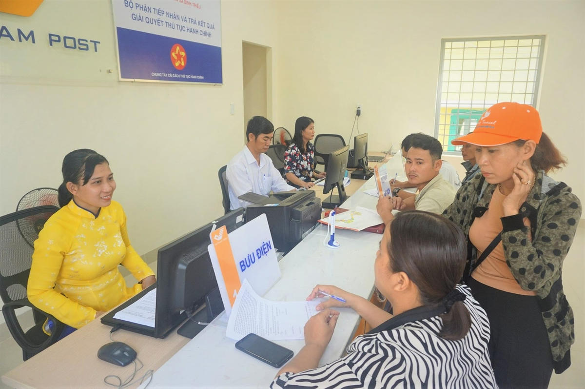 Nhân viên hướng dẫn người dân tại bộ phận Một cửa xã Bình Triều.