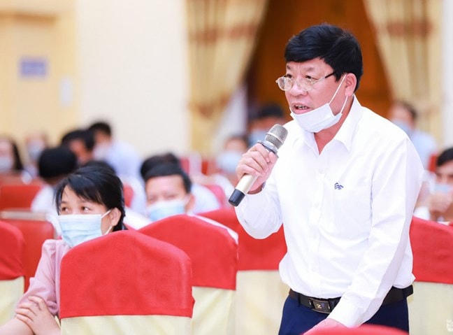 Cử tri Nguyễn Văn Hải, Chủ tịch UBND thị trấn Nam Đàn phát biểu ý kiến. Ảnh: Thành Duy.  