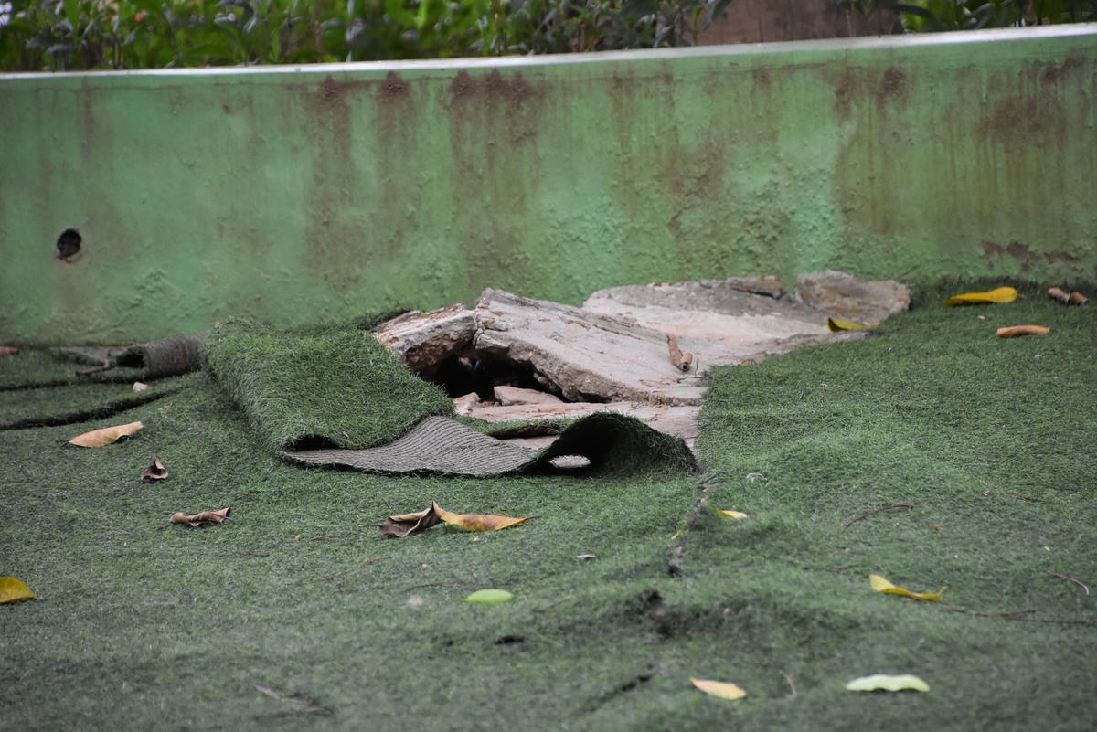 Lớp nền khu vui chơi bong chóc từng mảng, gạch đá lởm chởm gây mất an toàn cho trẻ nhỏ.