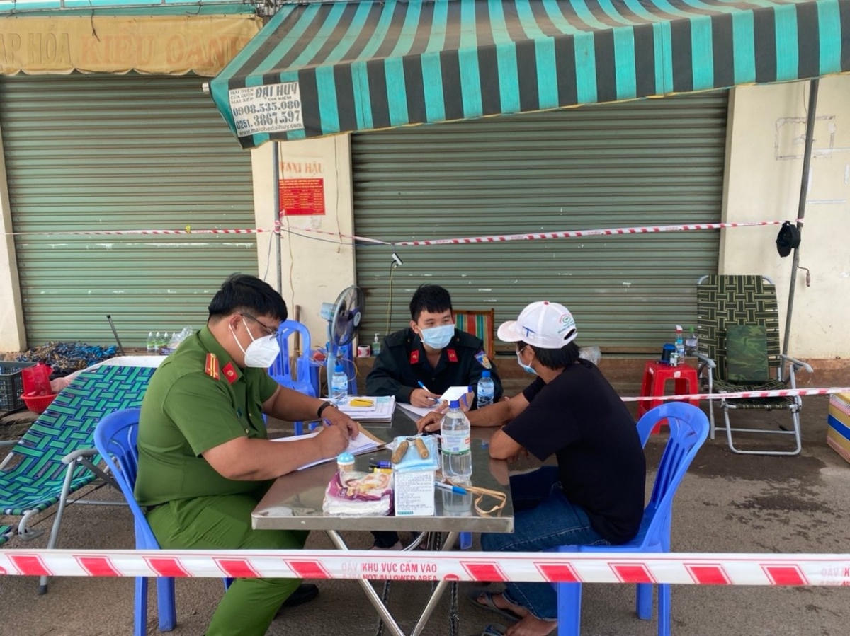 Lực lượng chức năng xã Gia Tân 1, huyện Thống Nhất làm việc với một người có hành vi chống đối công tác phòng chống dịch Covid-19 trên địa bàn.
