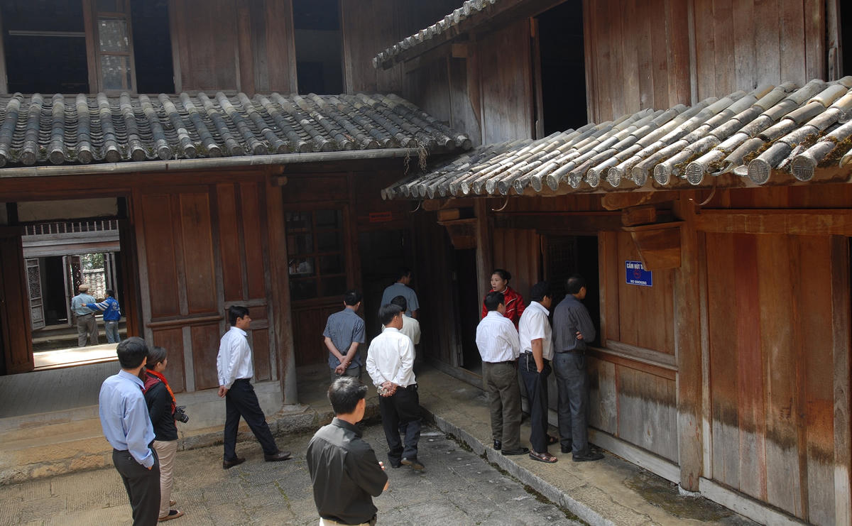 Khách tới tham quan nhà Vương.