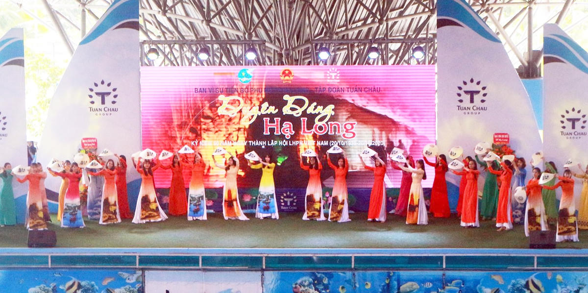 Màn trình diễn áo dài "Nụ cười Hạ Long" của sinh viên trường ĐH Hạ Long.
