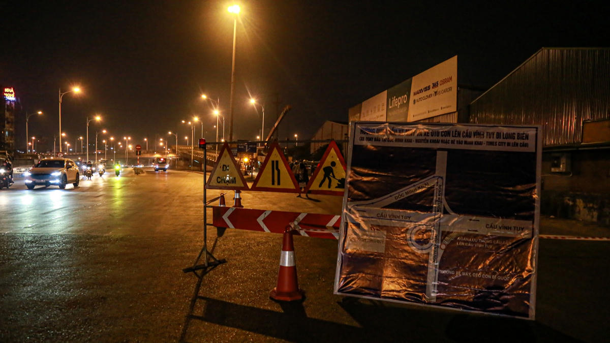 Được biết, 2 nhịp cầu được tháo dỡ dài khoảng 60 m hướng Hai Bà Trưng - Long Biên. Khu vực này hiện một nửa để lưu thông và nửa còn lại đặt trạm quản lý cầu. Để phục vụ phá dỡ và thi công hạng mục này, Sở GTVT Hà Nội yêu cầu rào chắn khoảng 129 m mặt cầu phía quận Hai Bà Trưng, đồng thời điều chỉnh dải phân cách giữa cầu cho phù hợp. Nhánh kết nối từ đường Nguyễn Khoái lên cầu Vĩnh Tuy cũng được đóng hoàn toàn trong thời gian thi công dự án.