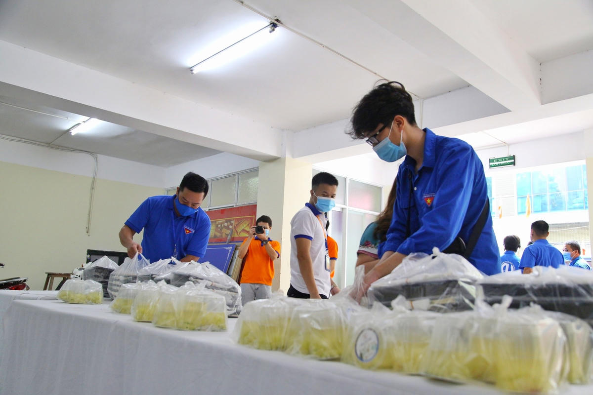 “Food Banks Việt Nam hi vọng sẽ còn phát triển lâu dài, tuy nhiên trong tình hình dịch bệnh hiện nay chúng tôi ưu tiên cho các hoạt động về hỗ trợ các suất ăn, thực phẩm… Sau khi hết dịch, chúng tôi sẽ tiếp tục các chương trình hỗ trợ người nghèo cũng như hỗ trợ hệ thống thực phẩm lâu dài tại Việt Nam”, đại diện Food Banks cho biết.