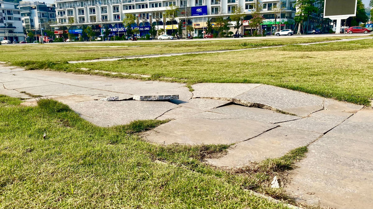 Gạch nền ở khu vực trung tâm Quảng trường bị vỡ nứt gây nguy hiểm cho người dân qua lại, đặc biệt là trẻ nhỏ.