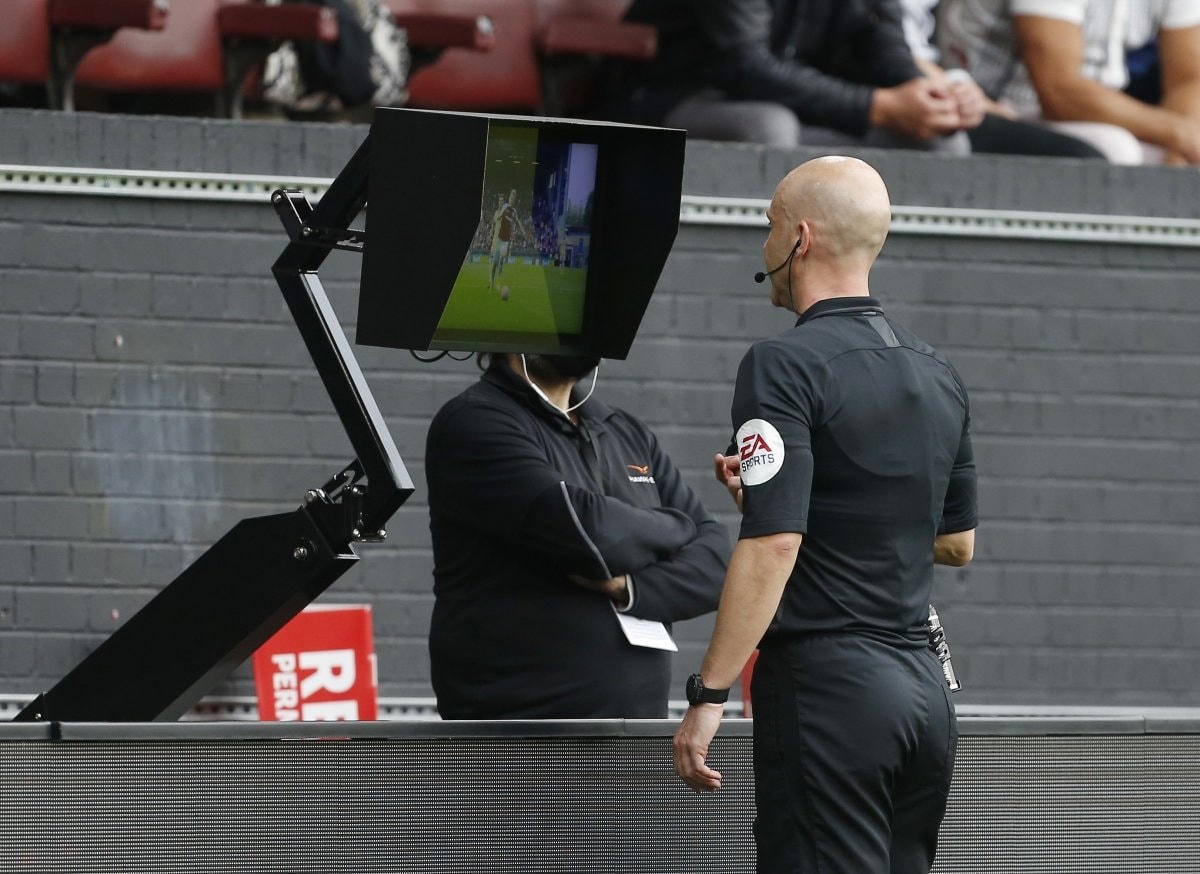 Arsenal thoát thua trong hiệp 2 nhờ VAR.