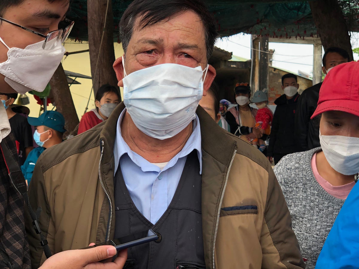 Ông Ngô Văn Đẩn buồn bã kể lại sự tình.