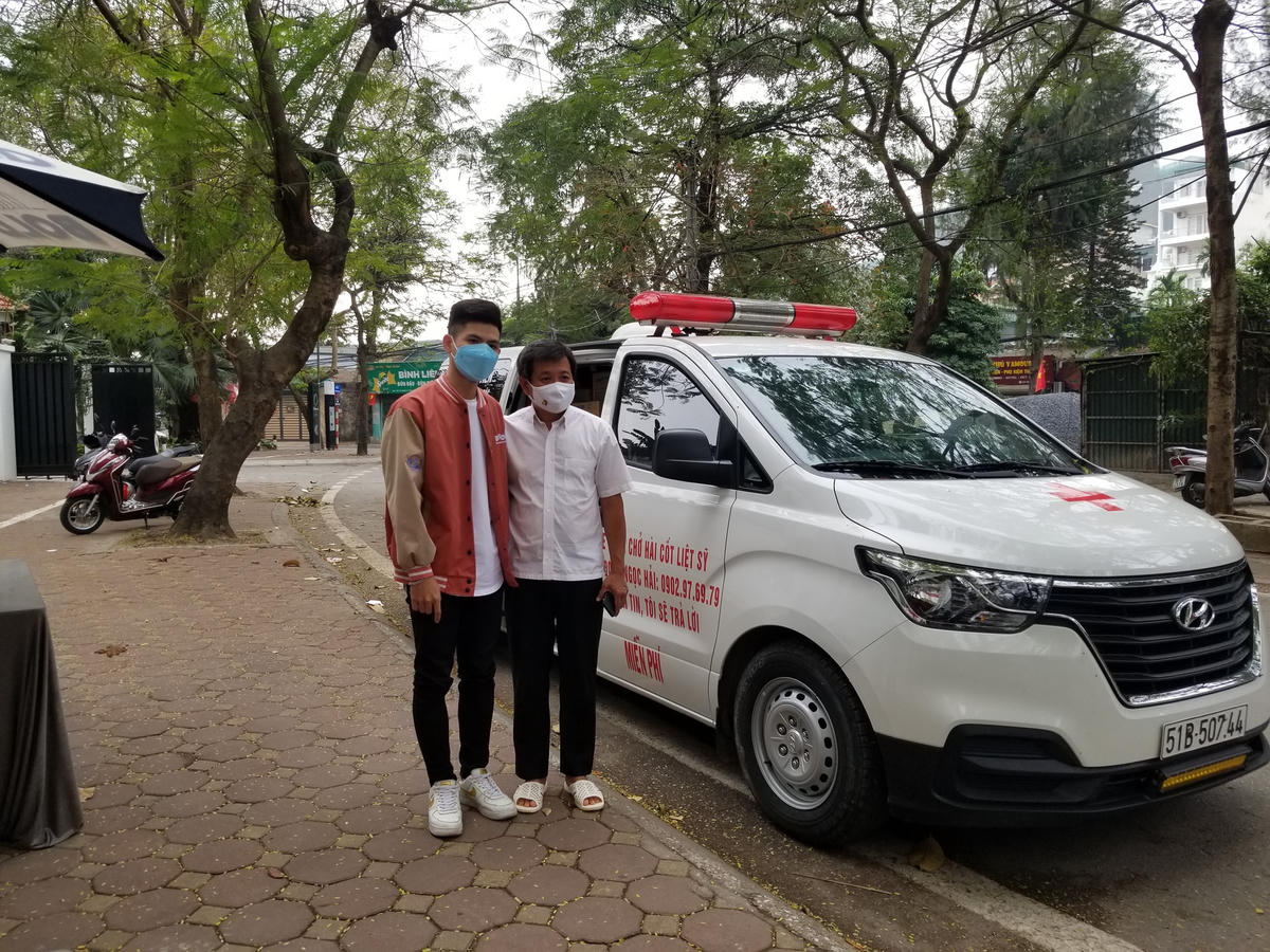 Ông Hải thân thiện chụp hình lưu niệm cùng mọi người.