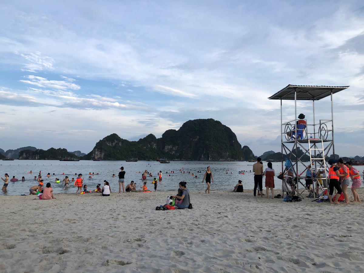 Quảng Ninh cho phép thực hiện có kiểm soát các hoạt động tập trung đông người, tôn giáo, lễ.hội, bãi tắm công cộng, các hoạt động dịch vụ, du lịch khác...