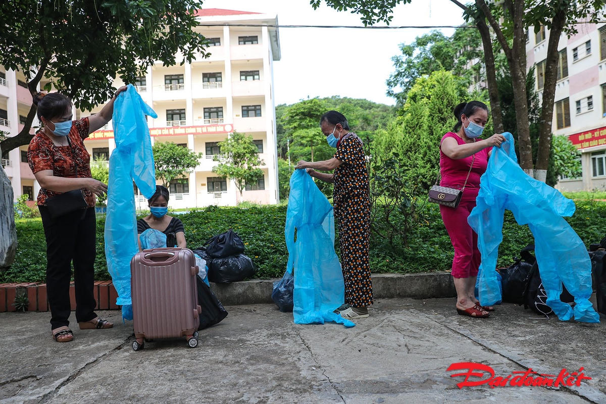 [ẢNH] Hà Nội: 90 công dân hết thời gian cách ly tập trung được trở về nhà