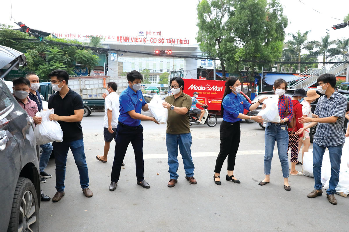 Những suất quà được cán bộ, nhân viên Báo Đại Đoàn Kết chuyển đến Bệnh viện K Tân Triều.  Ảnh: Quang Vinh.  