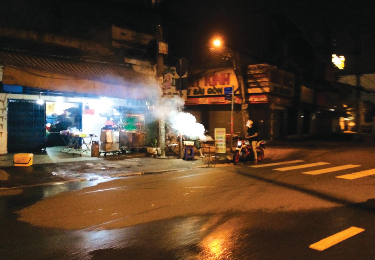 Gần 5h sáng, một quán cơm tấm trên đường Lê Văn Việt, thành phố Thủ Đức đã đỏ lửa, bắt đầu bán hàng cho khách mang đi.