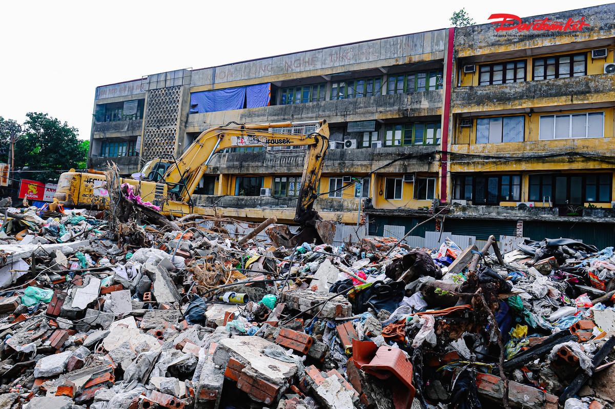Bà Hoàng Thị Tuyến, người dân sông bên cạnh dự án đường Huỳnh Thúc Kháng kéo dài chia sẻ: “Núi rác khổng lồ này đã xuất hiện ở đây nhiều ngày qua nhưng không được đơn vị thi công xử lý . Những hôm có gió, mùi hôi thối bốc lên hay những hôm mưa phùn ẩm ẩm trời, ruồi nhặng bay vào nhà dân đến rùng mình. Người dân chúng tôi mong muốn các đơn vị nhanh chóng dọn dẹp trả lại cuộc sống xanh, sạch cho người dân”.