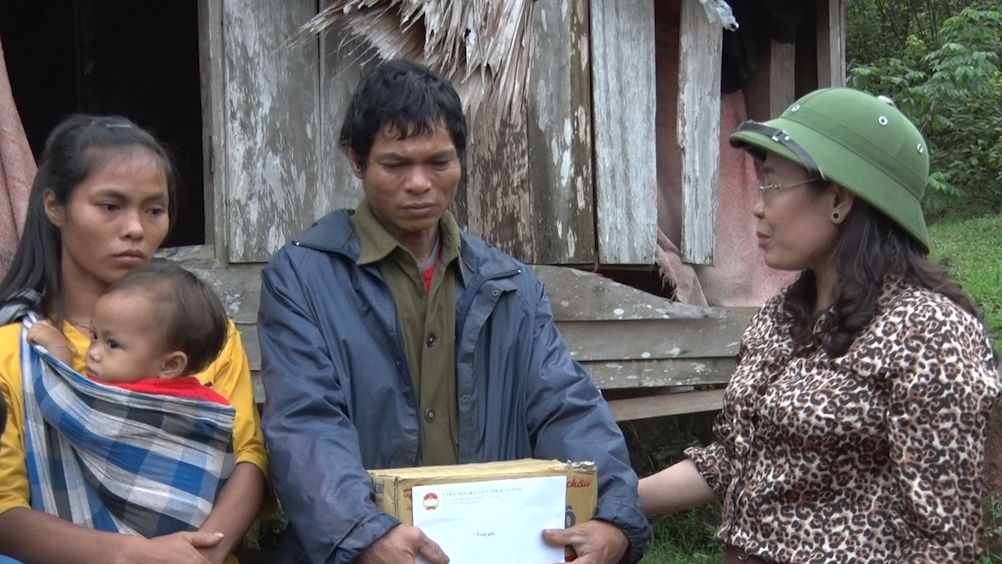 Chủ tịch Ủy ban MTTQ Việt Nam tỉnh Quảng Bình đến thăm, động viên gia đình.