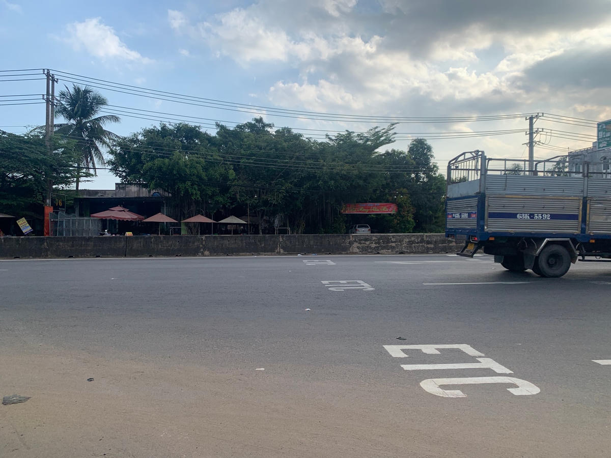 Hơn 2 năm từ khi làm đơn kiến nghị, những khối bê tông làm dải phân cách cứng vẫn nằm im “án binh bất động” chưa được dời đi. (hình chụp ngày 18/2/2022).