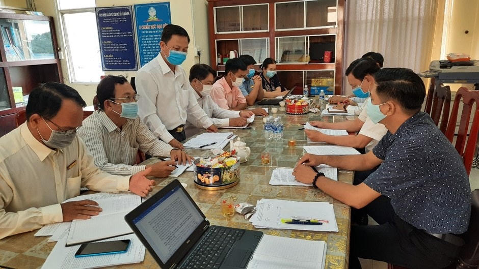 Chủ tịch Ủy ban MTTQ Việt Nam huyện Thạnh Phú, Trần Văn Của báo cáo với đoàn khảo sát của Mặt trận tỉnh