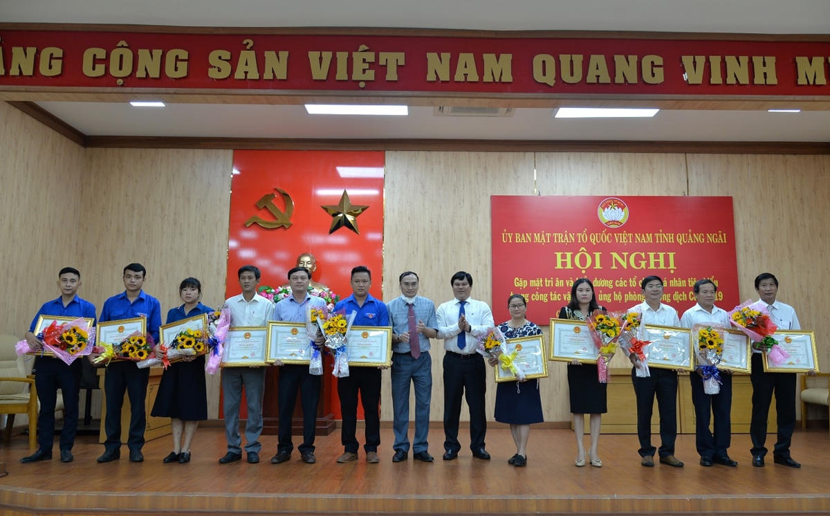 UBND tỉnh Quảng Ngãi tặng Bằng khen cho tập thể cá nhân trong phòng, chống dịch Covid-19.  