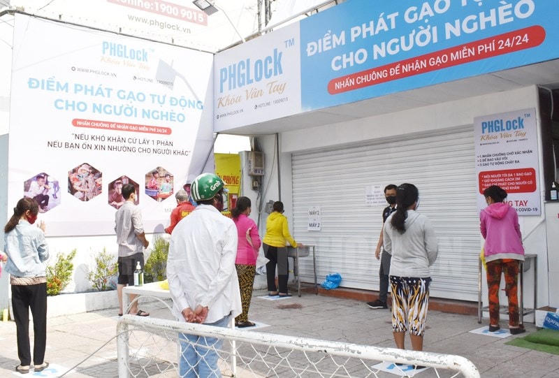 Người lao động nghèo xếp ngay ngắn đi lấy gạo tại các cây ATM gạo.