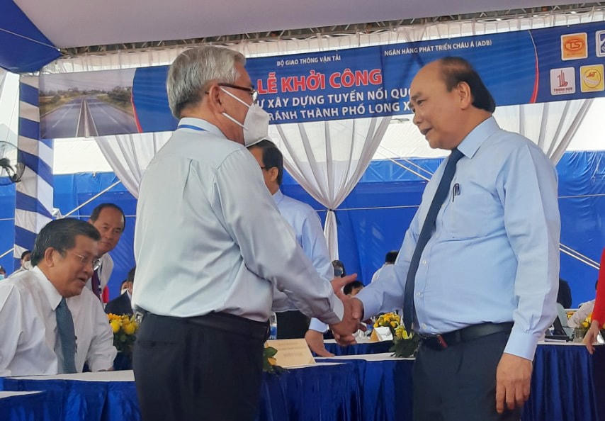 Chủ tịch nước Nguyễn Xuân Phúc gặp gỡ lãnh đạo địa phương. 