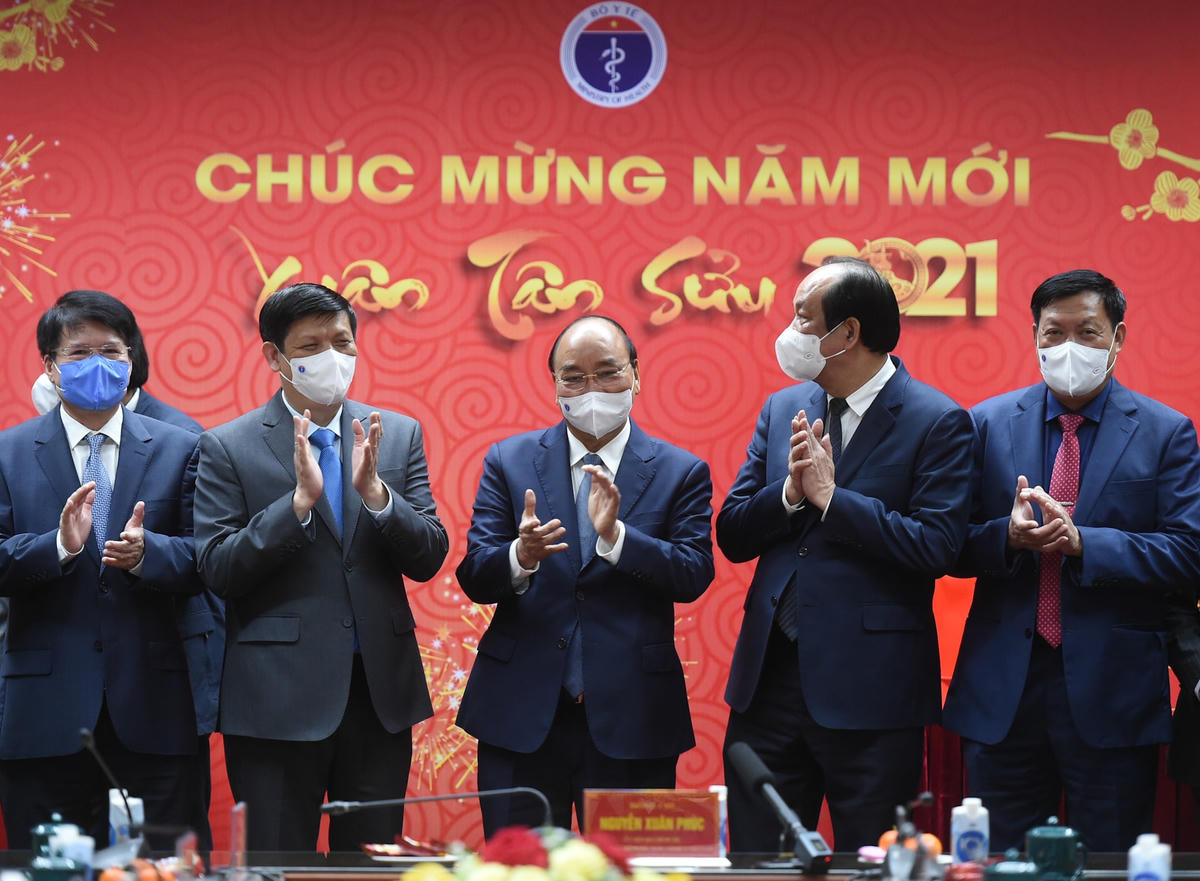Thủ tướng thăm và làm việc với Bộ Y tế