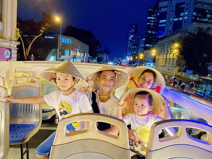 Gia đình Khánh Thi - Phan Hiển đội nón lá khám phá Sài Gòn trên xe bus hai tầng.