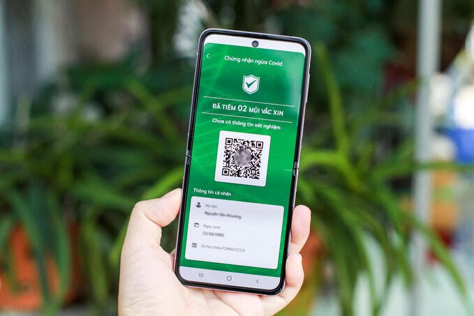 Người dân nhận được chứng nhận màu xanh trên ứng dụng Sổ sức khỏe điện tử, thể hiện đã tiêm 2 mũi vaccine. Ảnh: K.N