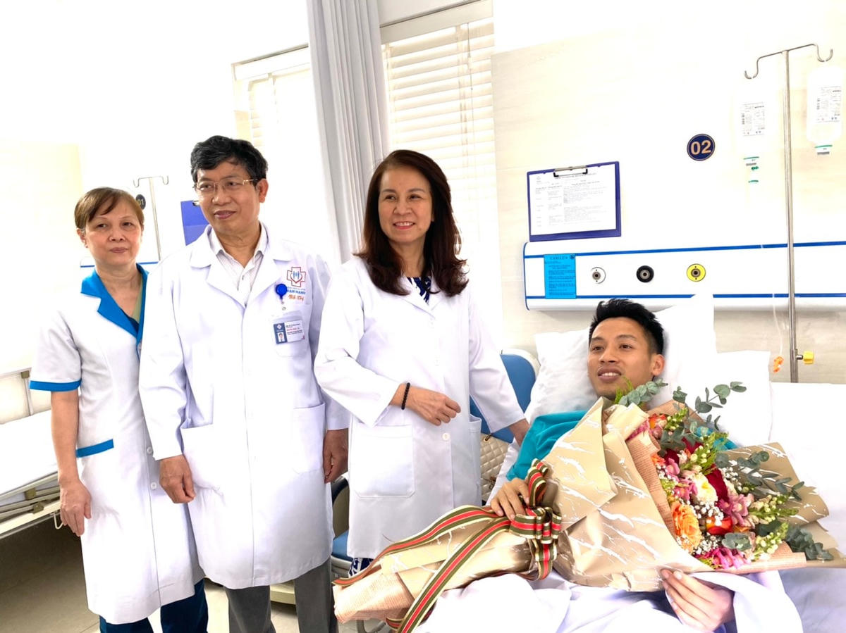 Cầu thủ Hùng Dũng xuất viện, 1 tháng sau tái khám, tập vật lý trị liệu. Ảnh: Bệnh viện Vạn Hạnh.