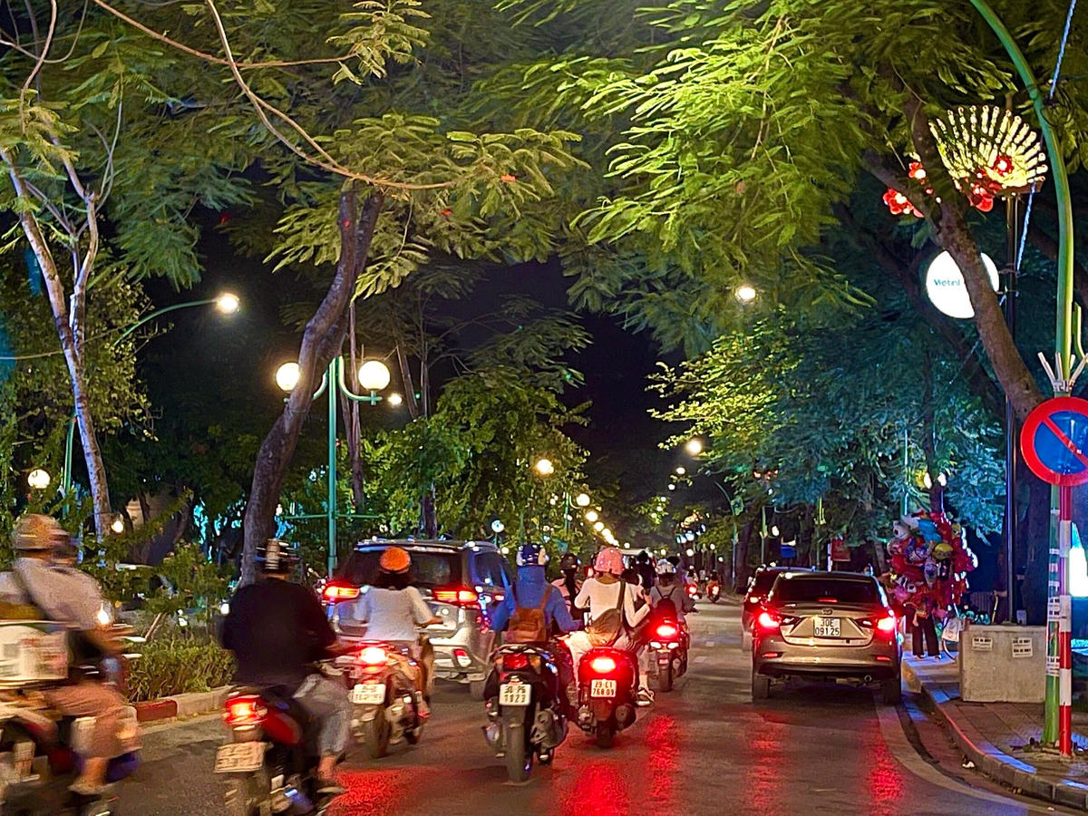 Dòng người lưu thông đông đúc trên đường như những ngày Hà Nội chưa bước vào đợt giãn cách kéo dài.