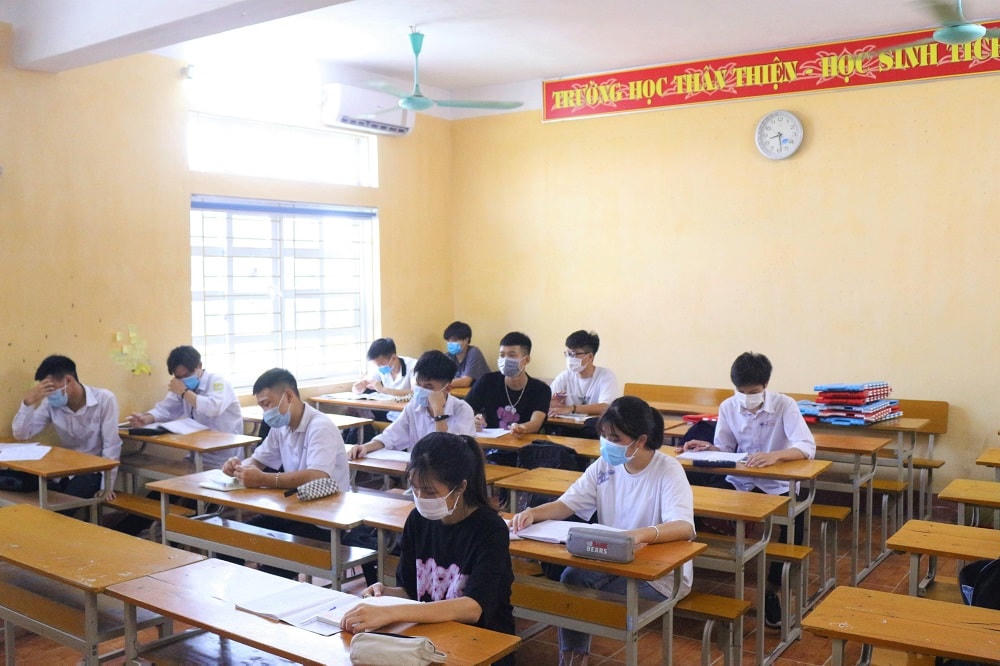 Trường học an toàn, học sinh lớp 12 ở Vĩnh Phúc háo hức trong ngày đầu đi học trở lại