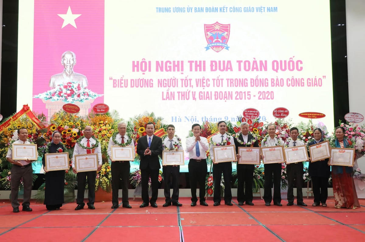 Phó Trưởng ban Dân vận Nguyễn Lam trao những phần thưởng cao quý.