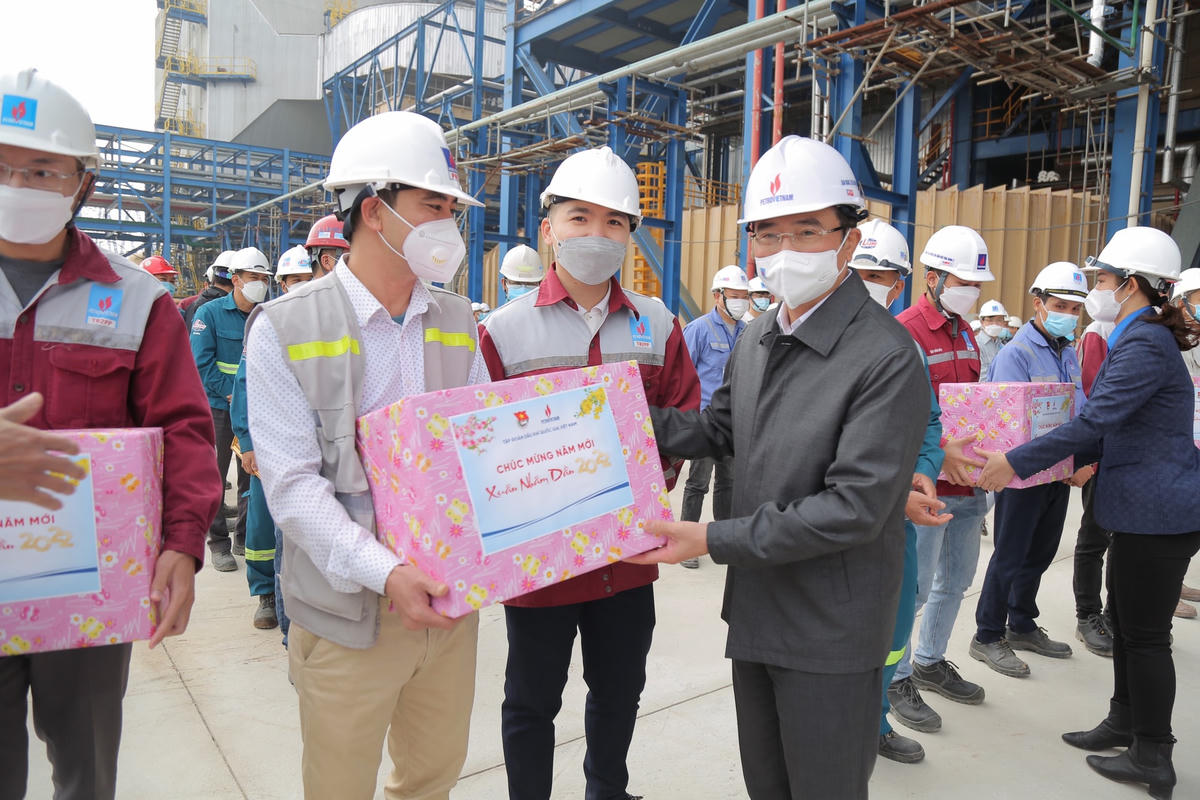 Chủ tịch HĐTV Petrovietnam Hoàng Quốc Vượng trao quà cho người lao động làm việc trong những ngày Tết.