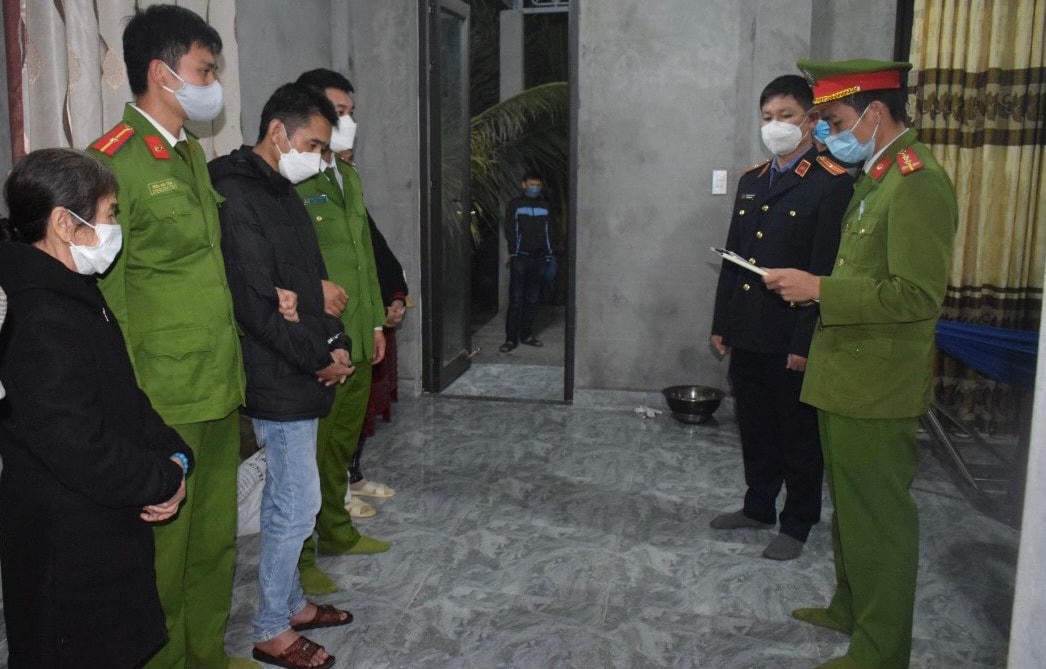 Cơ quan chức năng tống đạt các quyết định khởi tố bị can, ra lệnh bắt tạm giam đối tượng Trương Hùng Sơn.