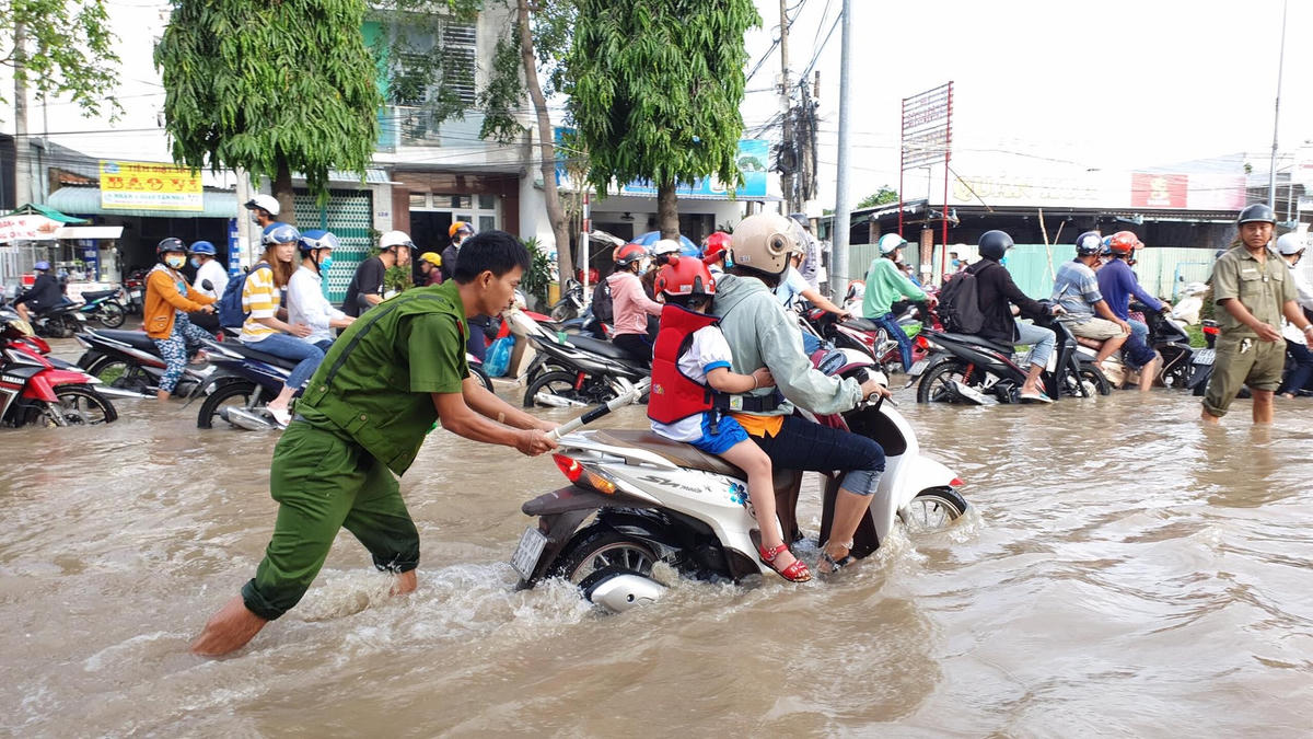 Triều cường tấn công dữ dội gây thiệt hại nặng nề ở ĐBSCL 