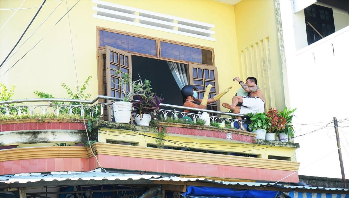 Lực lượng Công an khống chế đối tượng Trung ngáo đá.