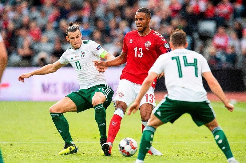 Xứ Wales và Đan Mạch có trình độ tương đương nhau.