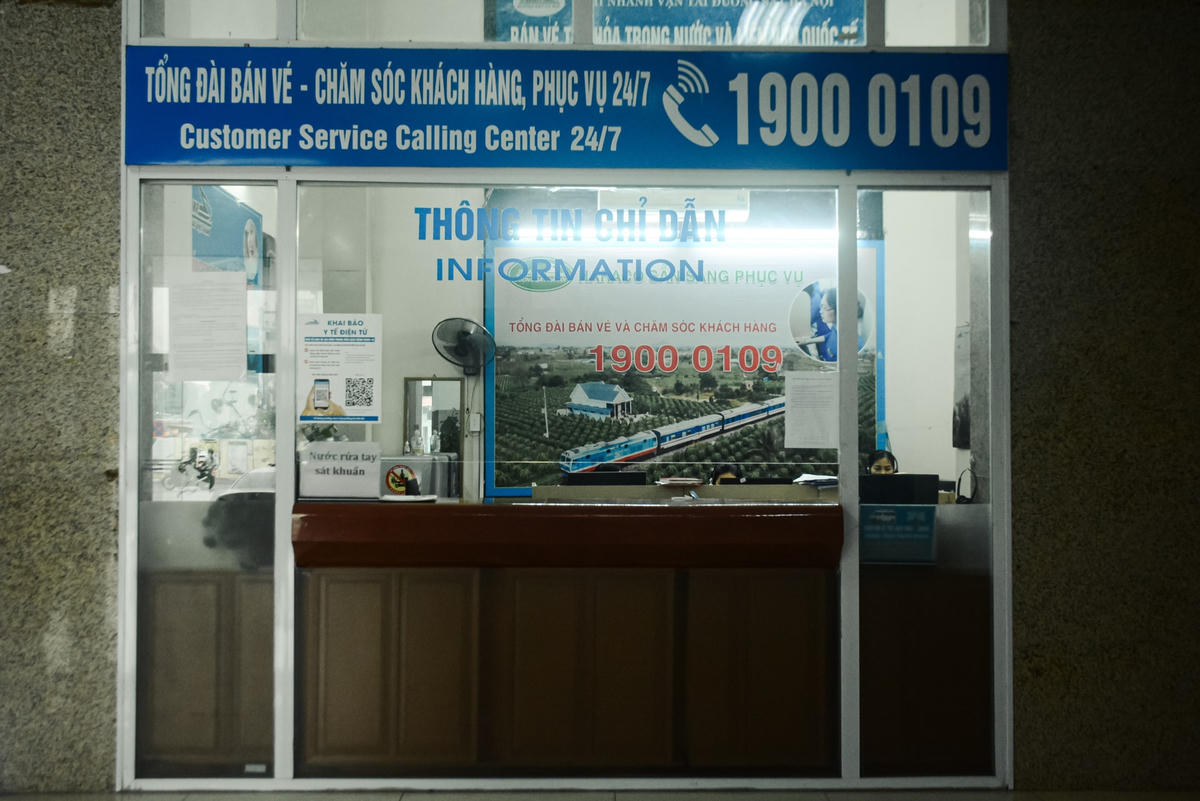 Hành khách có thể mua vé trực tiếp tại ga đường sắt hoặc qua các đại lý bán vé tàu của Đường sắt Việt Nam; mua qua tổng đài bán vé và chăm sóc khách hàng 19000109 - 19001520 hoặc mua trực tuyến thông qua các trang web: dsvn.vn, vetauonline.vn, vetau.com.vn hay trên các ứng dụng như Momo, ViettelPay, VNpay, Vimo, Internet Banking…